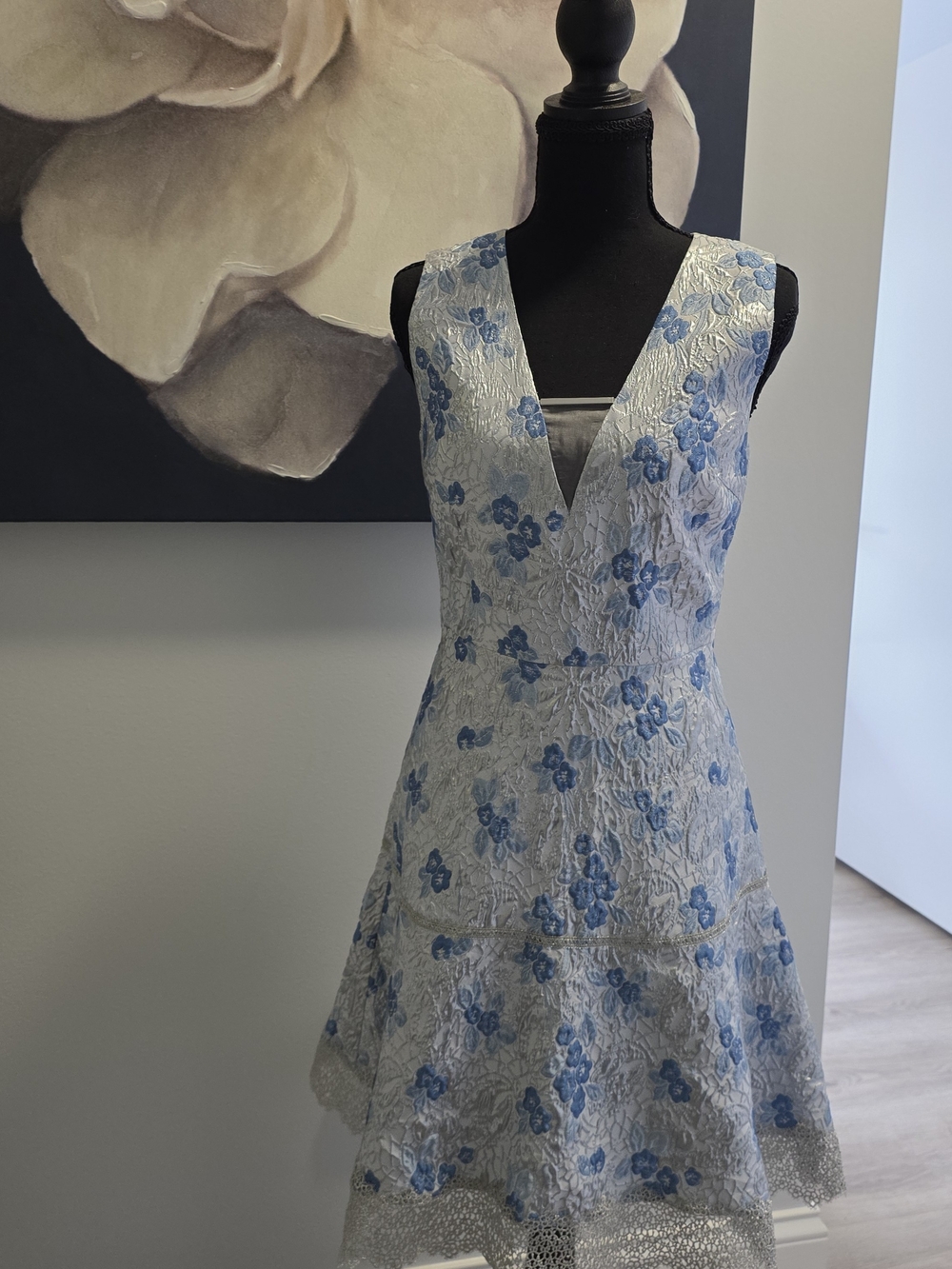 Elie Tahari Powder Blue Floral V-Neck Sleeveless Midi Dress